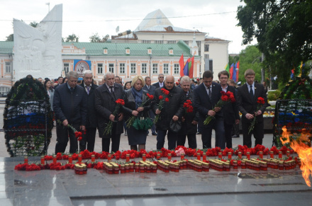 Члены Общественной палаты возложили цветы к Вечному огню в День памяти и скорби