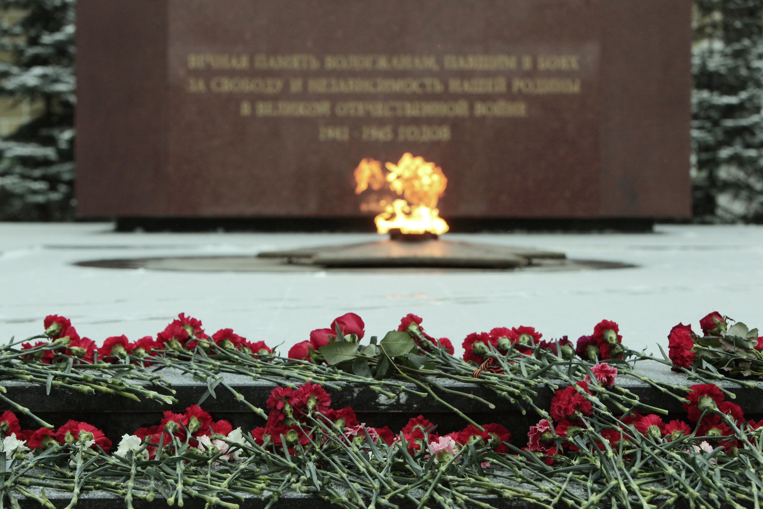 В Вологде возложили цветы к мемориалу Вечный огонь Славы
