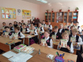 На патриотических занятиях детям дарят книжки о Герое Советского Союза Михаиле Самарине